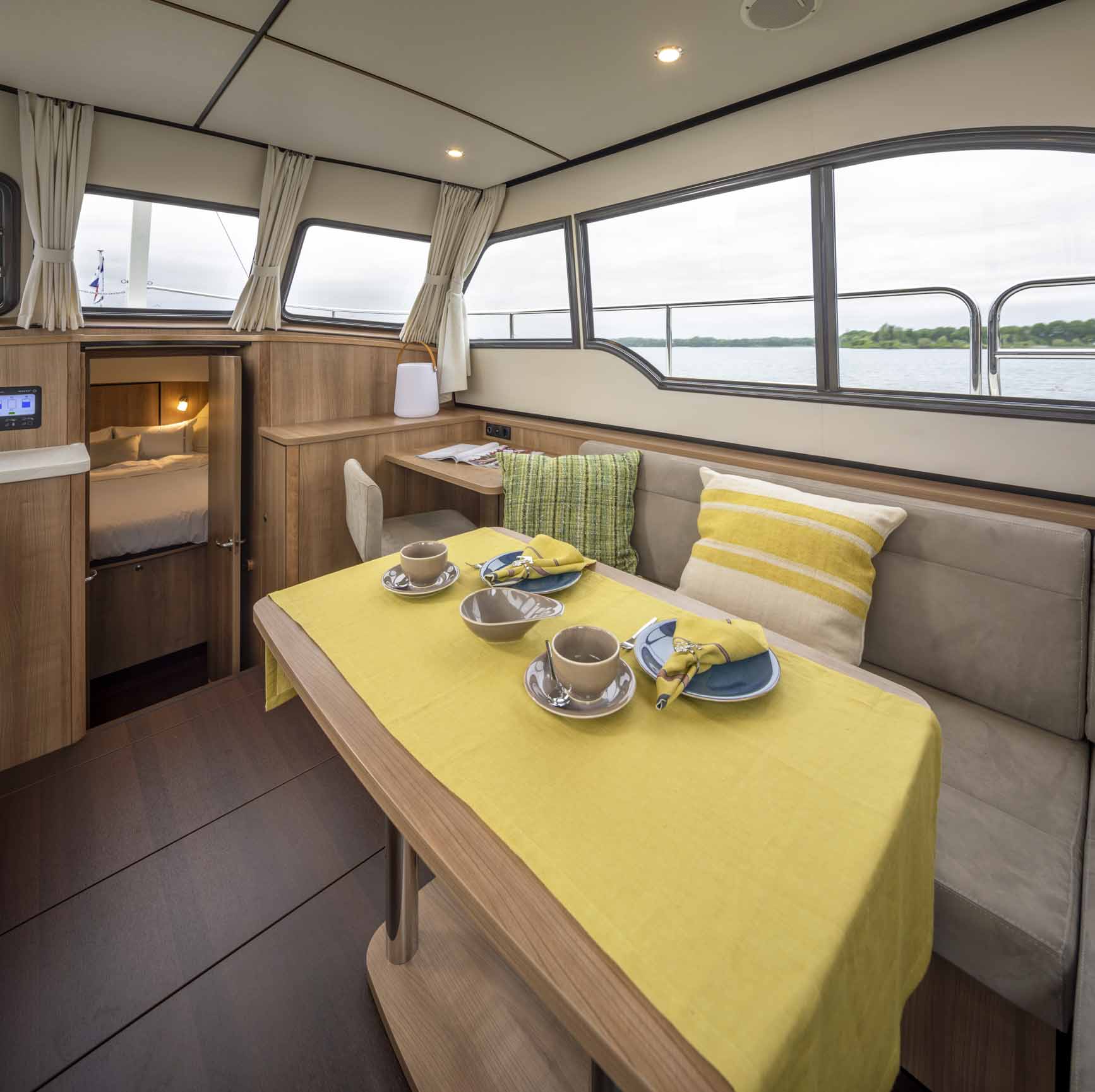 Compleet vaarinventaris aan boord van een Linssen charterjacht