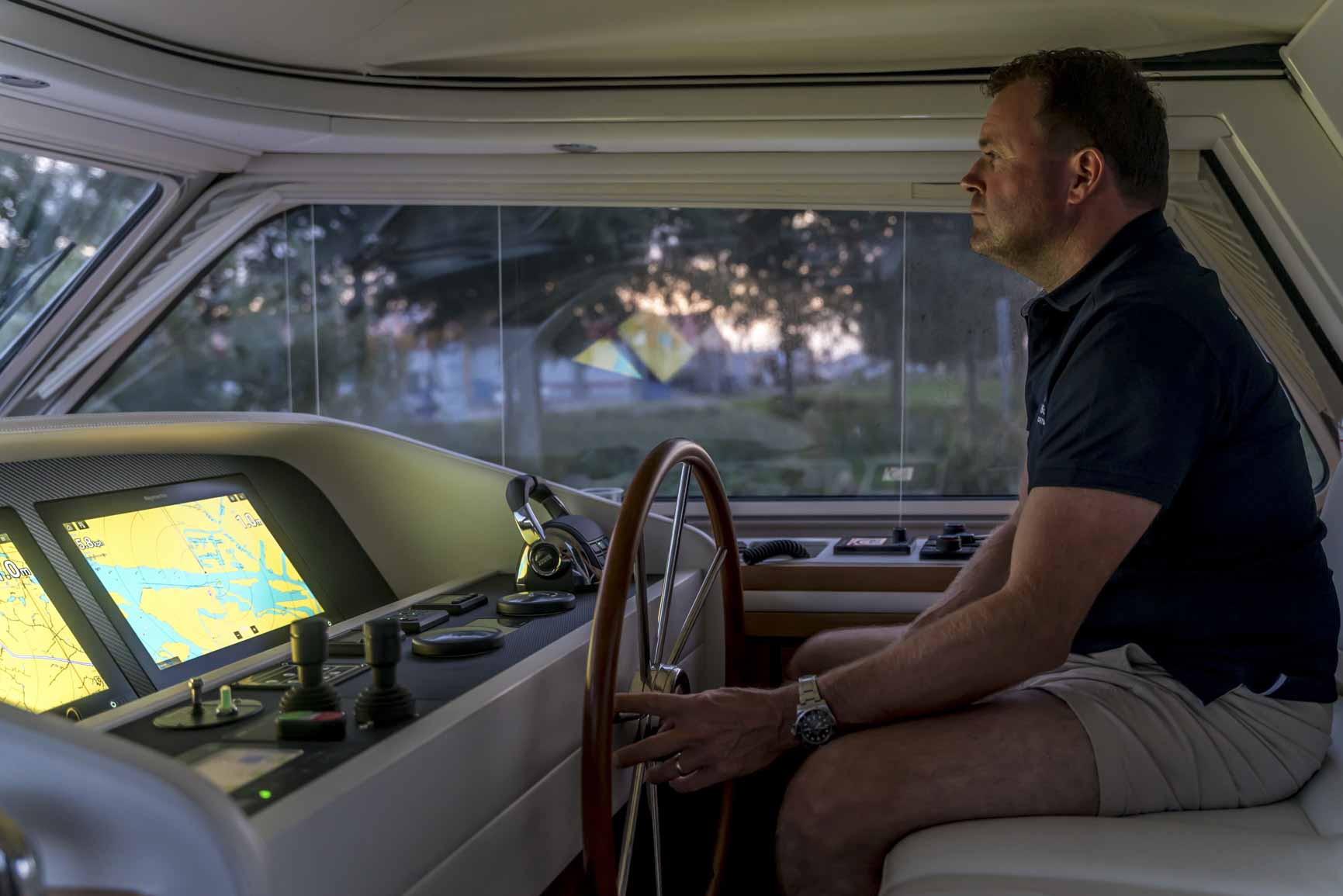 La navigation à moteur est facile sur un yacht de location Linssen.