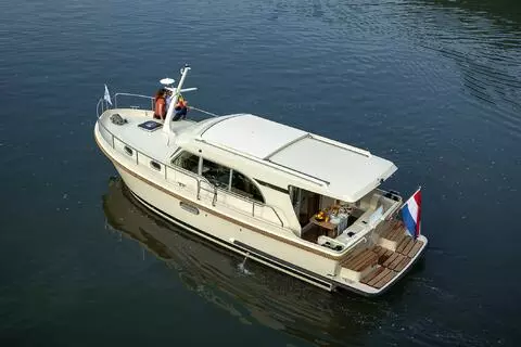Linssen 30.0 Sedan. Inside steering, low to the water, large open cockpit seating, one cabin with double bed.