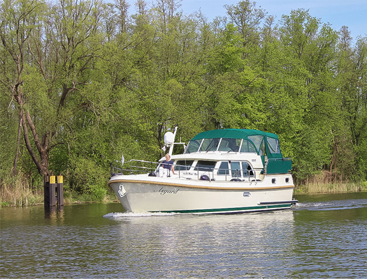 Linssen 40 9 AC Asgard in Fahrt vorne Backbord klein