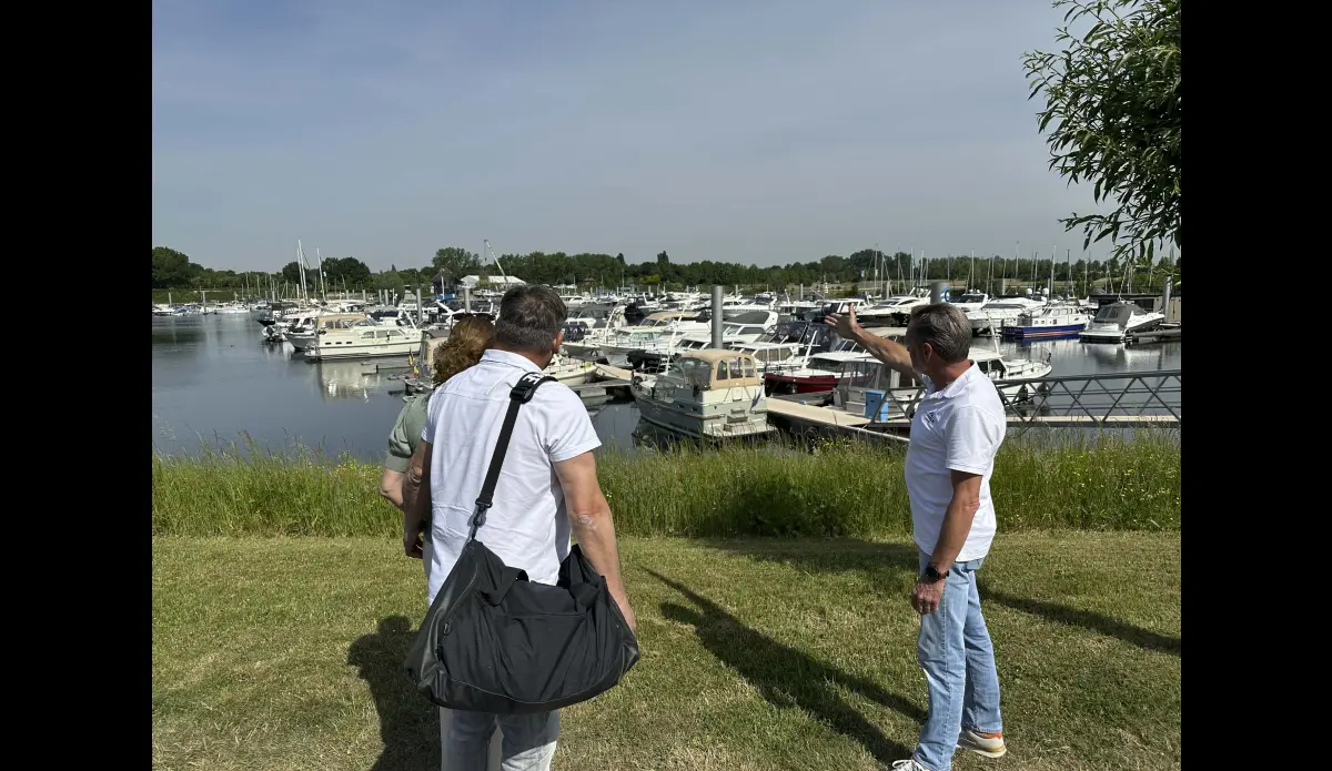 Uw charterpartner neemt u mee naar de haven