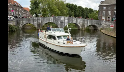 Sailing a motor yacht in Dutch and Belgian Limburg