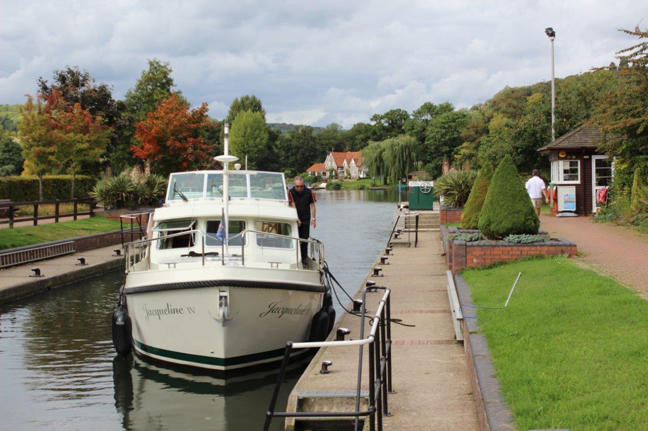 Linssen motoryacht in Hambleden lock