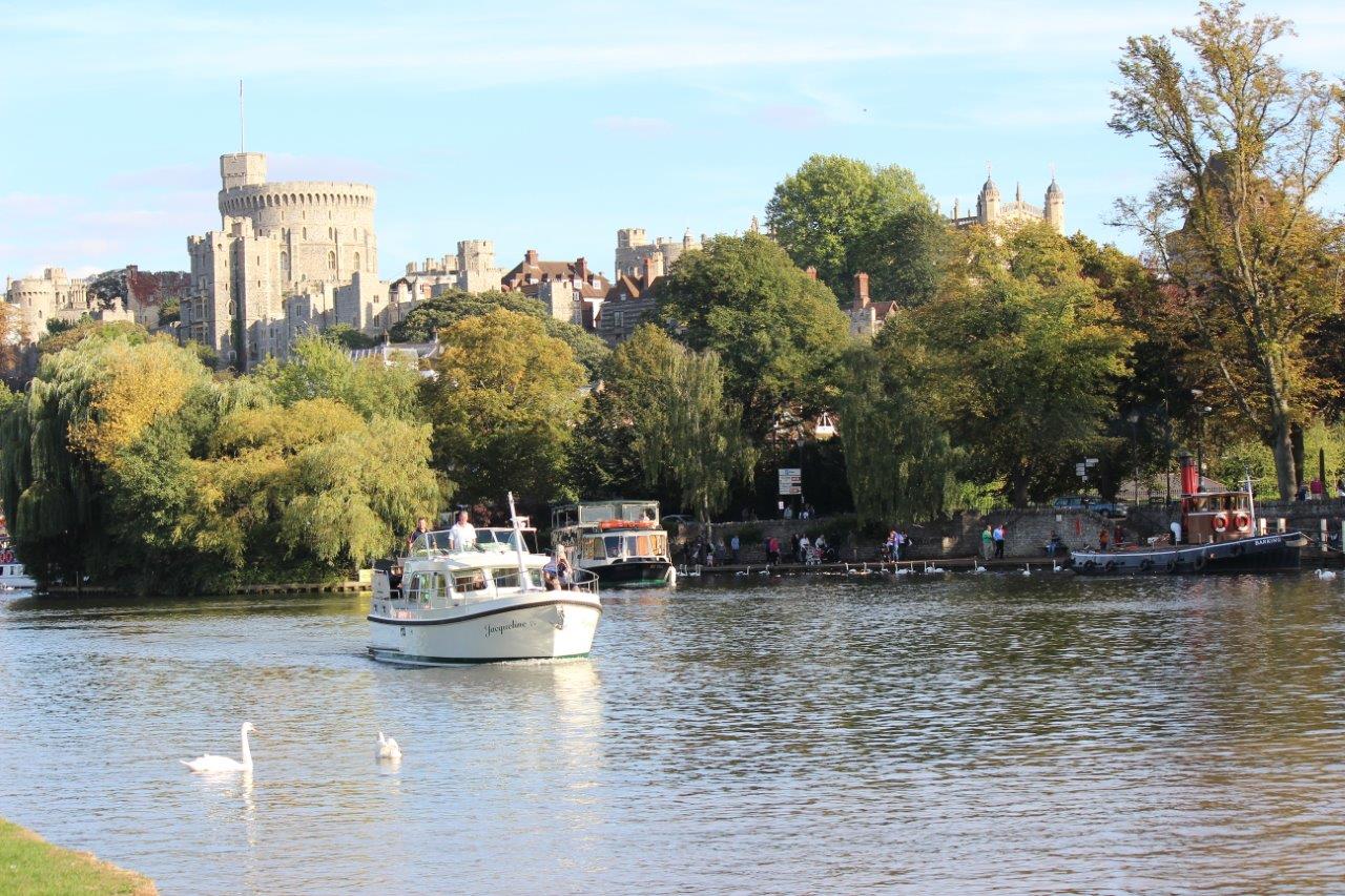 Linssen motorboot voor Windsor Castle op de Theems
