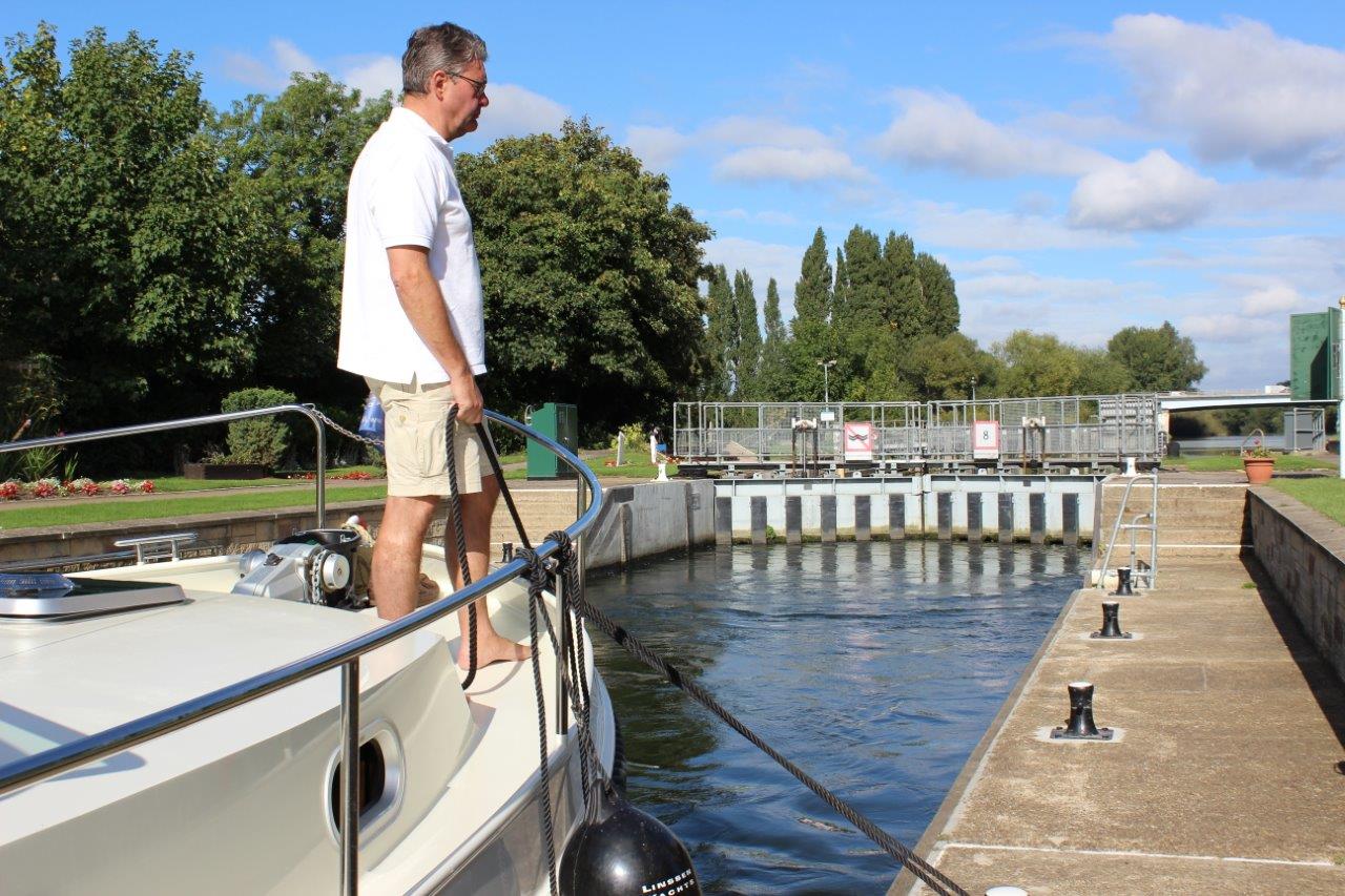 Vier mannen en een linssen motorboot op de rivier de theems ...