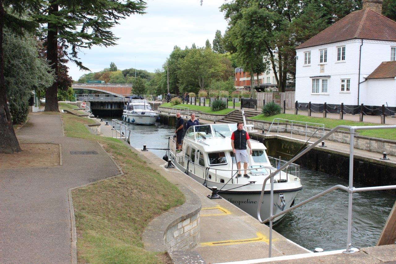 Vier mannen en een linssen motorboot op de rivier de theems ...