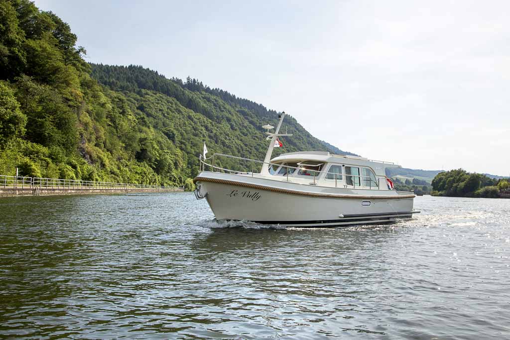 Het Moezeldal; gezien vanaf uw eigen Linssen-motorjacht Het Moezeldal; gezien vanaf uw eigen Linssen-motorjacht