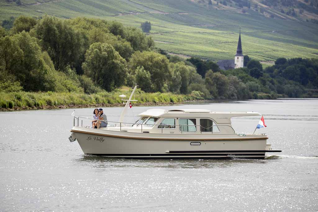 La vallée de la Moselle, vue depuis votre propre yacht à moteur Linssen La vallée de la Moselle, vue depuis votre propre yacht à moteur Linssen