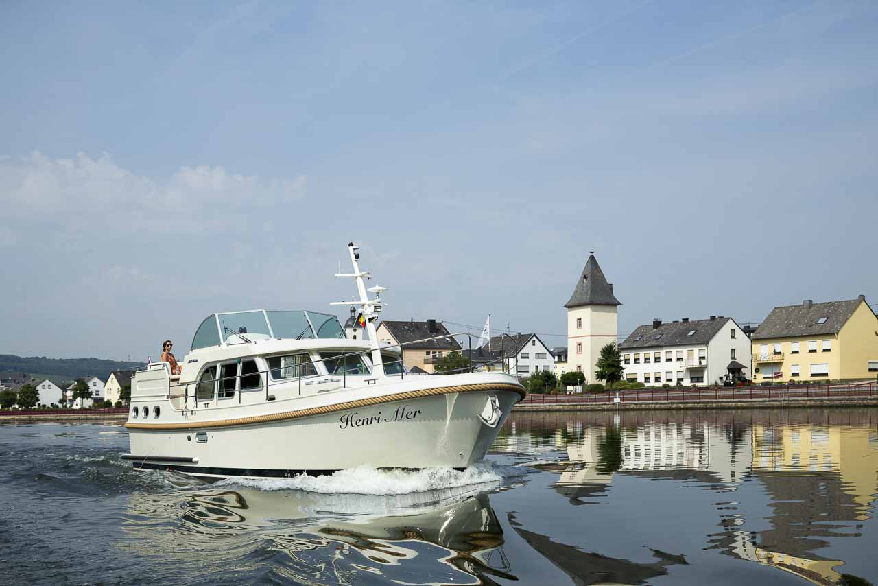 Linssen motor yacht on the River Moselle