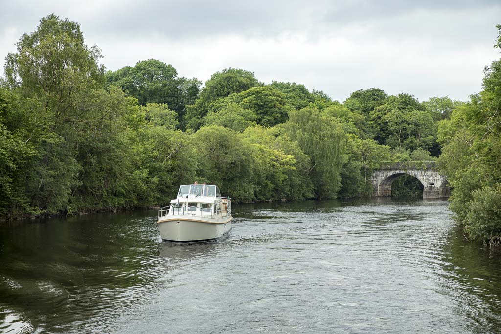 Avec notre bateau de location sur le Shannon en Irlande. Avec notre bateau de location sur le Shannon en Irlande.