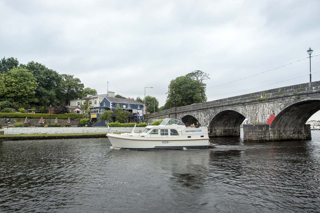 Linssen Grand Sturdy 35.0 AC on the river Shanon
