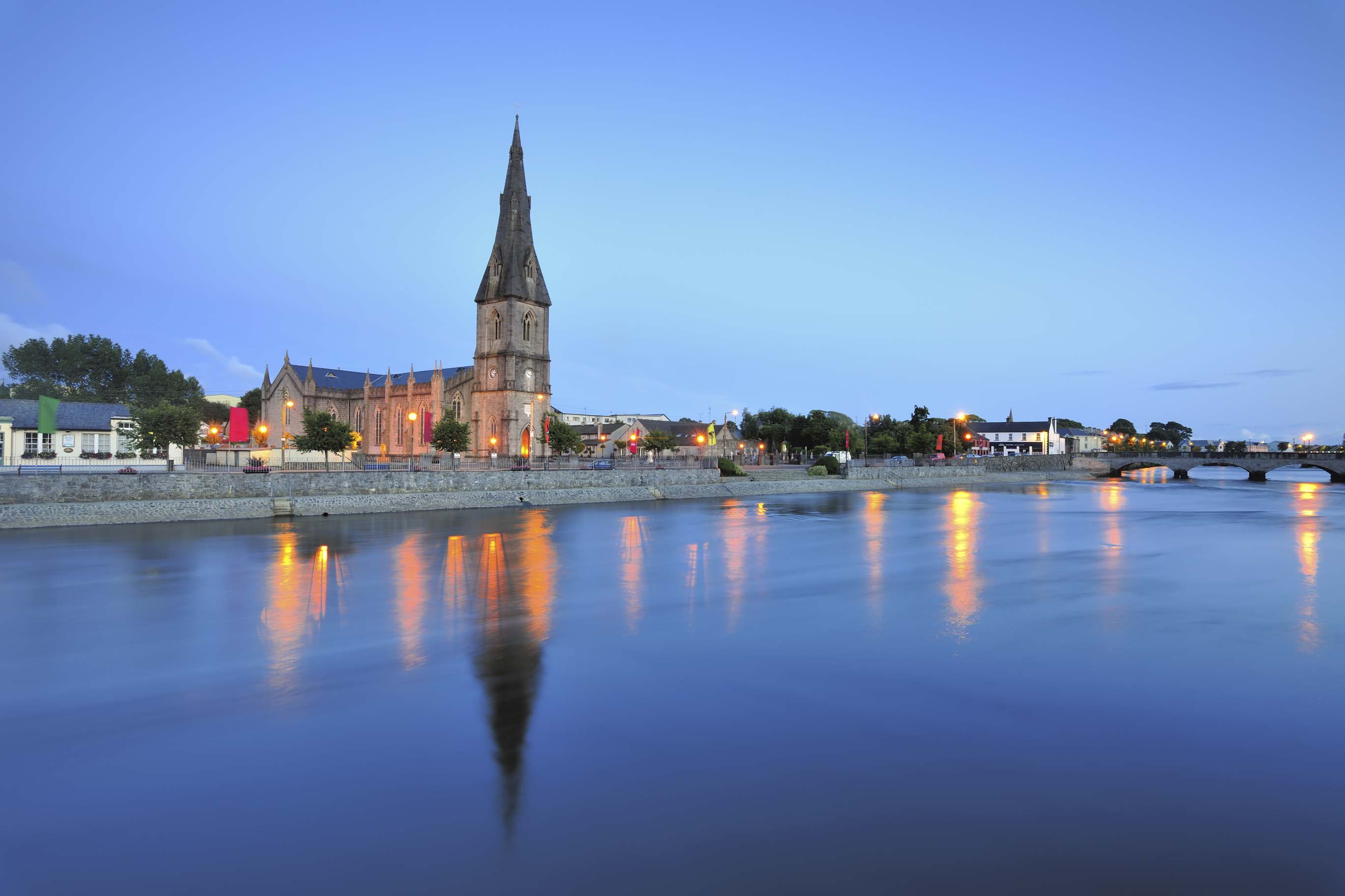Ballina bij avondlicht