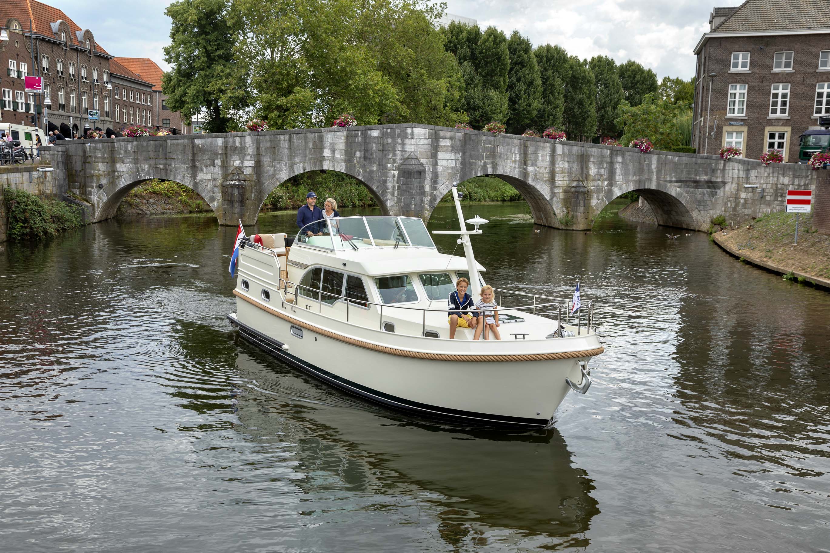 Sailing a motor yacht in Dutch and Belgian Limburg. 