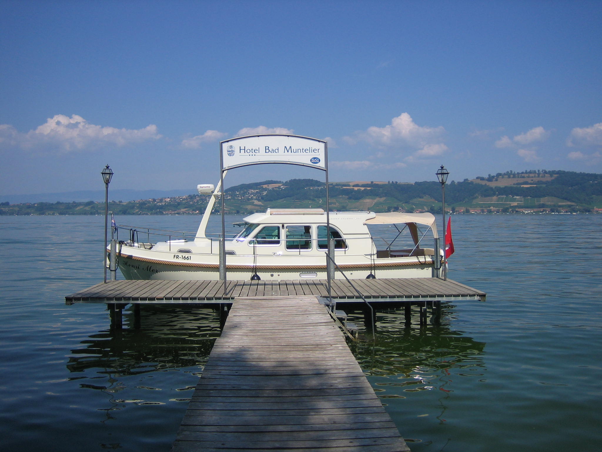 Cruising a Linssen yacht on the Swiss lakes